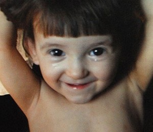 Fetita crescuta de caini