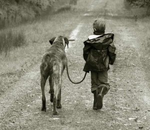 Baietelul din Siberia crescut de caine