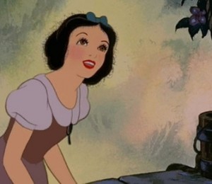 Alba ca Zapada, cu parul ciufulit de umezeala