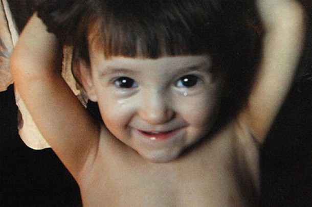 Fetita crescuta de caini