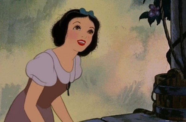 Alba ca Zapada, cu parul ciufulit de umezeala