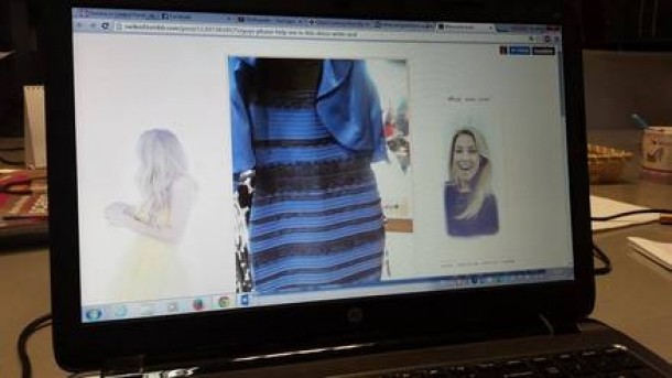 Pe ecranul laptopului, dar prin obiectivul camereu foto a telefonului mobil se vede albastru cu negru