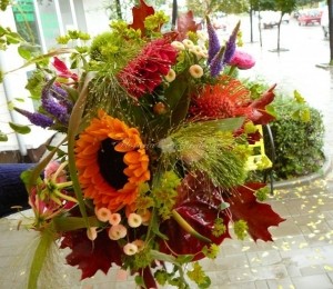 Buchet mireasă floarea soarelui, dalia, trick, veronica, gloriosa, ranuncului, matricaria, panisethum, querqus, florariagardenia.ro - 150 LEI 