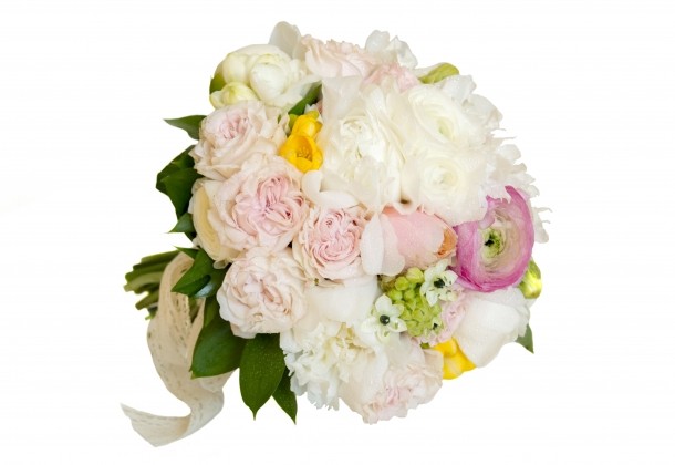 Buchet mireasă din trandafiri,  trandafiraşi,  frezii, ranunculus,  hortesie,  bujori, florariamobila.ro - 300 LEI