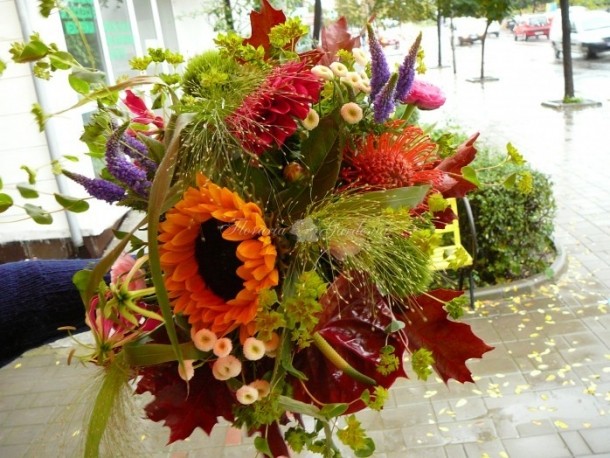 Buchet mireasă floarea soarelui, dalia, trick, veronica, gloriosa, ranuncului, matricaria, panisethum, querqus, florariagardenia.ro - 150 LEI 