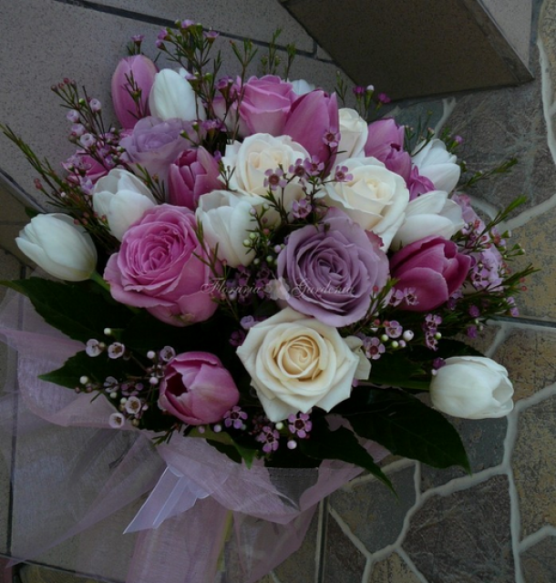 Buchet mireasă trandafiri, lalele, waxflower, florariagardenia.ro - 150 LEI