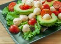 salata avocado