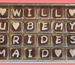 Oferă-le bomboane de ciocolată cu mesajul pe care vrei să-l transmiţi