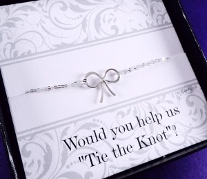 Oferă-le cadou brăţări identice pe care să le poarte în ziua cea mare