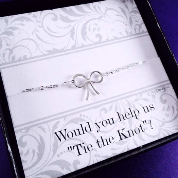 Oferă-le cadou brăţări identice pe care să le poarte în ziua cea mare