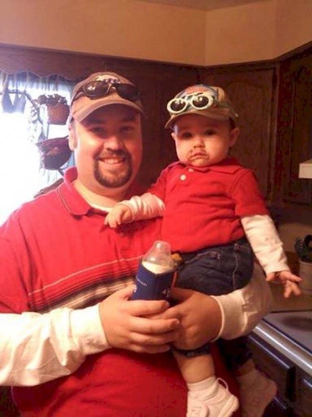 Costumata la fel ca tati