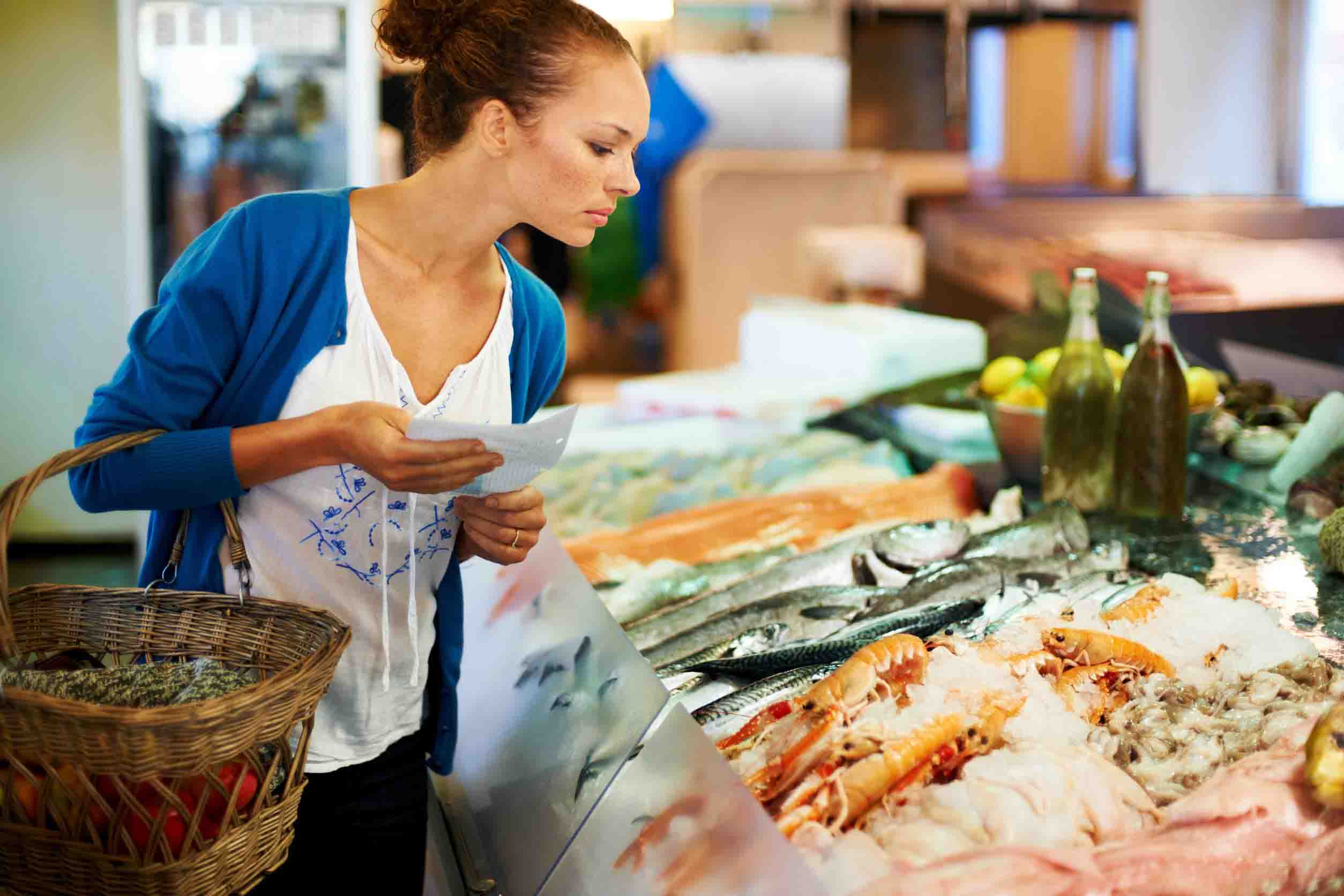 Стану рыбкой. Продавец рыбы. Девушка и морепродукты. Люди едят морепродукты.