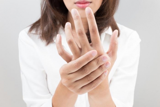 cum se masează degetele cu artrită