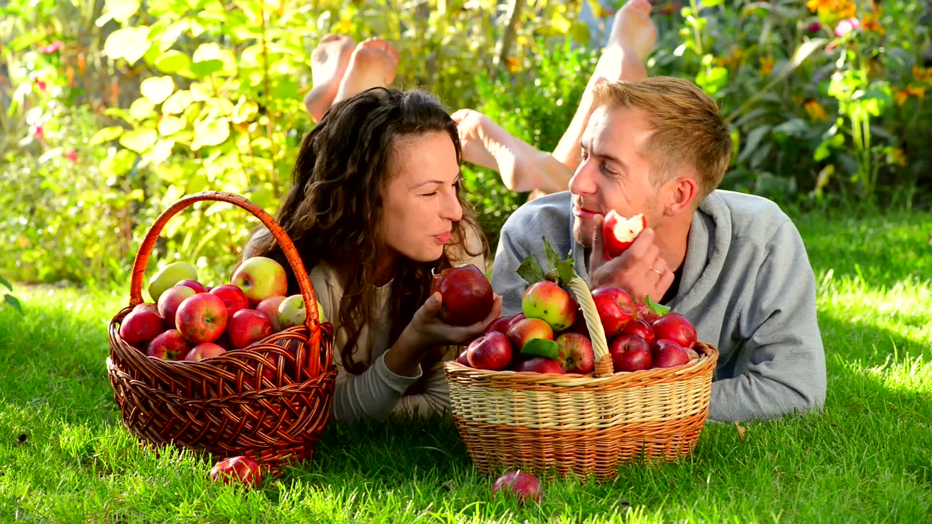 Мама ест яблоко. Фотосессия с фруктами. Фотосессия с яблоками в саду. Фотосессия с фруктами на природе. Человек фрукт.