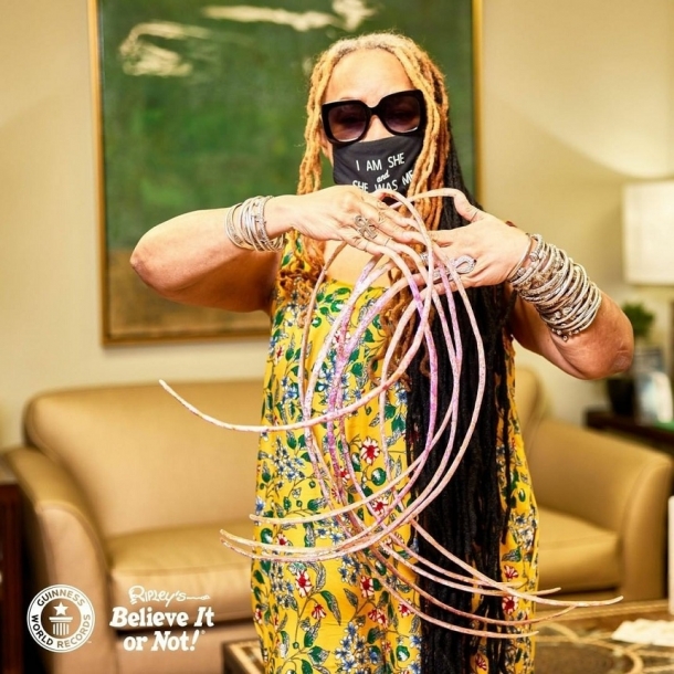 femeia cu cele mai lungi unghii