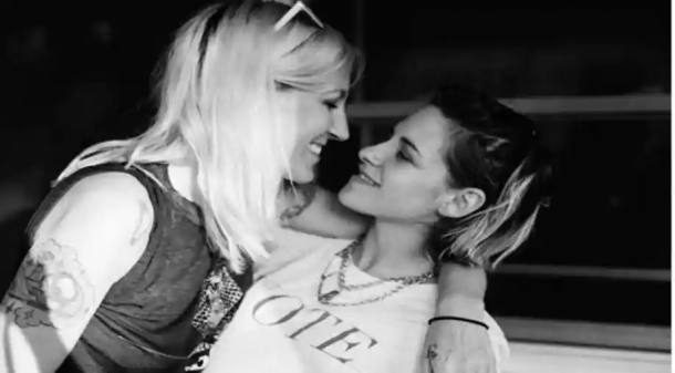 Kristen Stewart s-a logodit