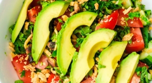 Salată cu roșii, brânză și avocado