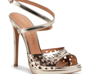 Toate femeile au încălțăminte frumoasă în garderobă, dar când vine vorba despre pantofi cu toc, aceștia nu sunt niciodată prea mulți sau suficienți. Femeile sunt tentate în fiecare an să cumpere pantofi, mai ales că aceștia sunt incontestabili eleganți și