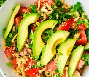 Salată cu roșii, brânză și avocado