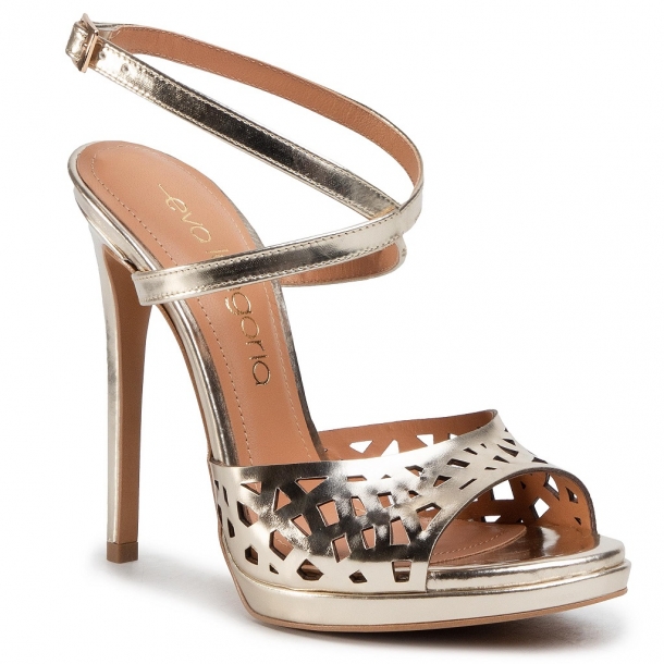 Toate femeile au încălțăminte frumoasă în garderobă, dar când vine vorba despre pantofi cu toc, aceștia nu sunt niciodată prea mulți sau suficienți. Femeile sunt tentate în fiecare an să cumpere pantofi, mai ales că aceștia sunt incontestabili eleganți și