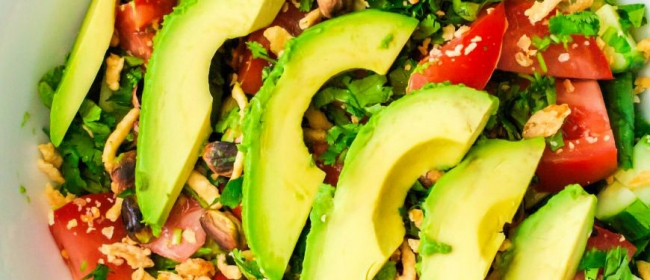Salată cu roșii, brânză și avocado