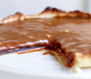 Tartă cu ciocolată și caramel sărat