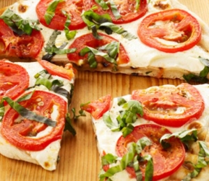 Pizza cu mozzarella, roșii cherry și busuioc