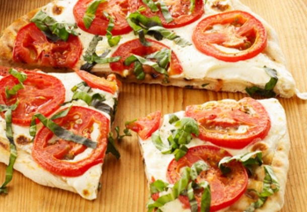 Pizza cu mozzarella, roșii cherry și busuioc