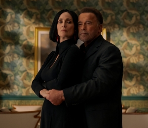 Arnold Schwarzenegger și Carrie-Anne Moss