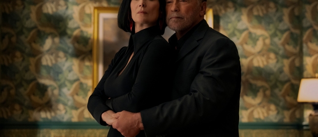 Arnold Schwarzenegger și Carrie-Anne Moss